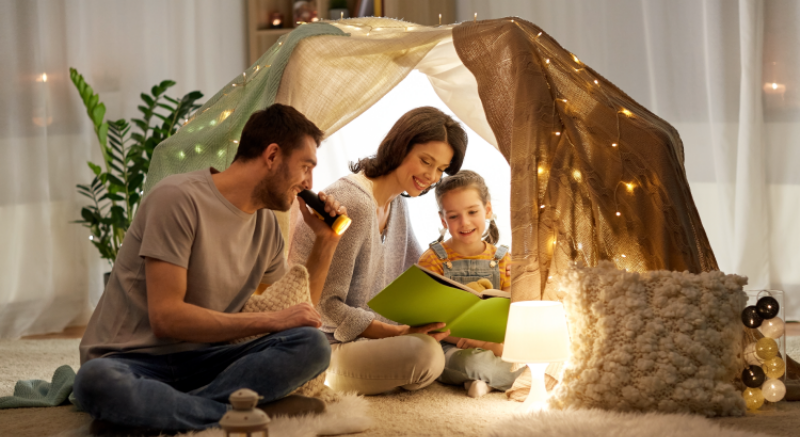 Một căn phòng trọ đơn giản nhưng ấm cúng theo phong cách Hygge, có đèn vàng dịu, cây xanh nhỏ